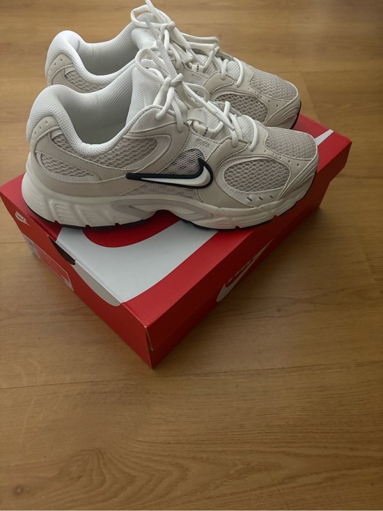Nike Shoes - Nike V5 RNR Women Size 10